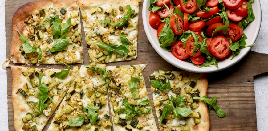 Pizza verte aux courgettes et à la roquette