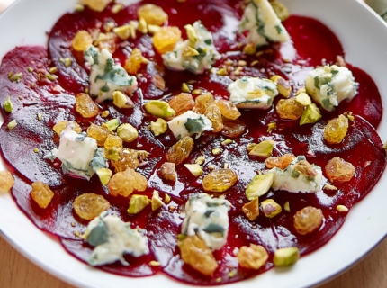 Carpaccio de betteraves, roquefort et vinaigrette au thé mûre-argousier