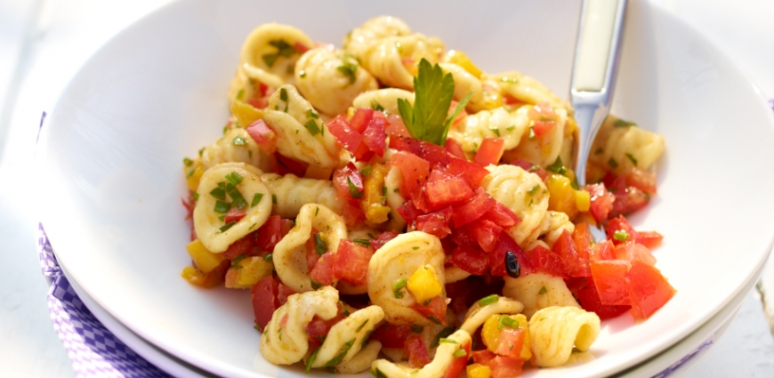 Salade de pâtes aux poivrons grillés et aux tomates