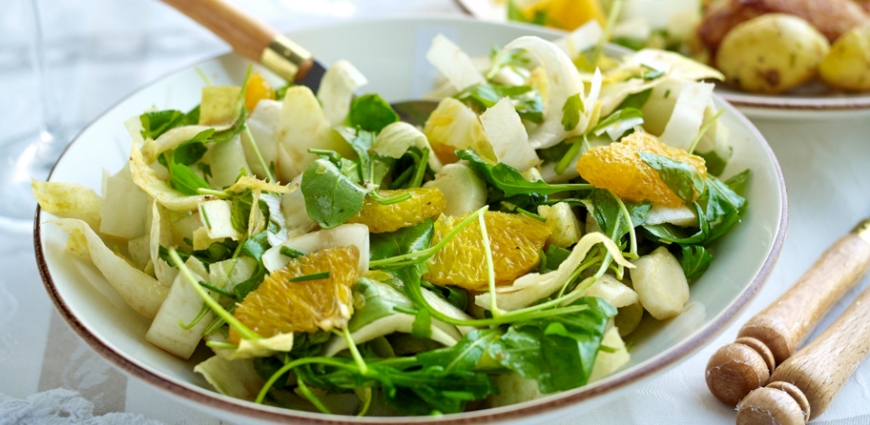 Poulet rôti, salade de chicons à la roquette et à l'orange