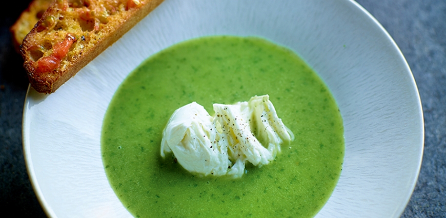 Soupe au basilic à la mozzarella de bufflonne et au pain à l'ail tomaté