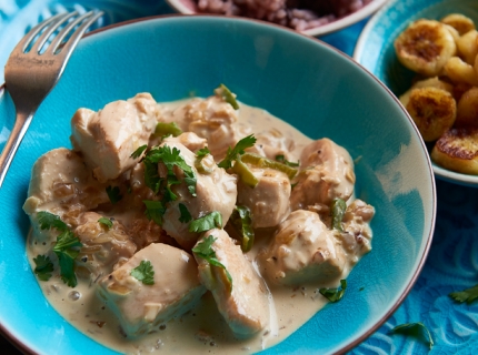 Dés de poulet parfumés, à la crème et à la banane