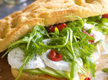 Ciabatta, coulis de tomate cru à l'italienne, mozzarella di buffala, avocat, roquette