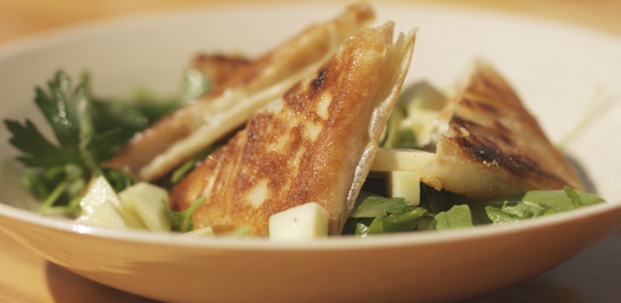 Fromage de chèvre croustillant aux pommes, poires et vinaigrette moutarde/miel