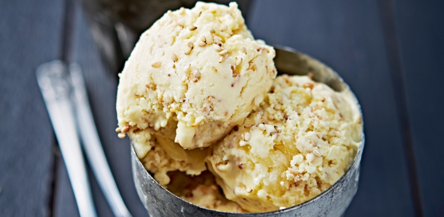 Glace au miel brûlé et aux graines de sésame grillées