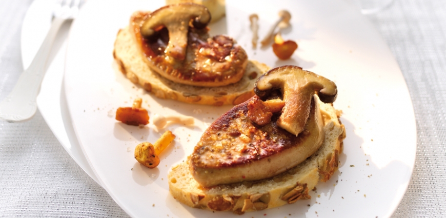 Tartine fine au foie gras et champignons des bois, petite salade