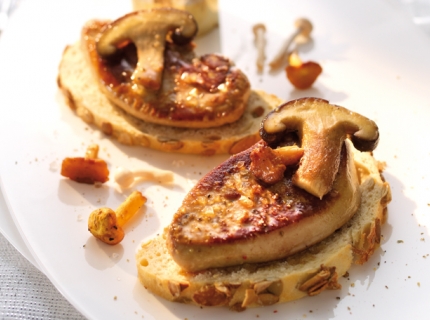 Tartine fine au foie gras et champignons des bois, petite salade