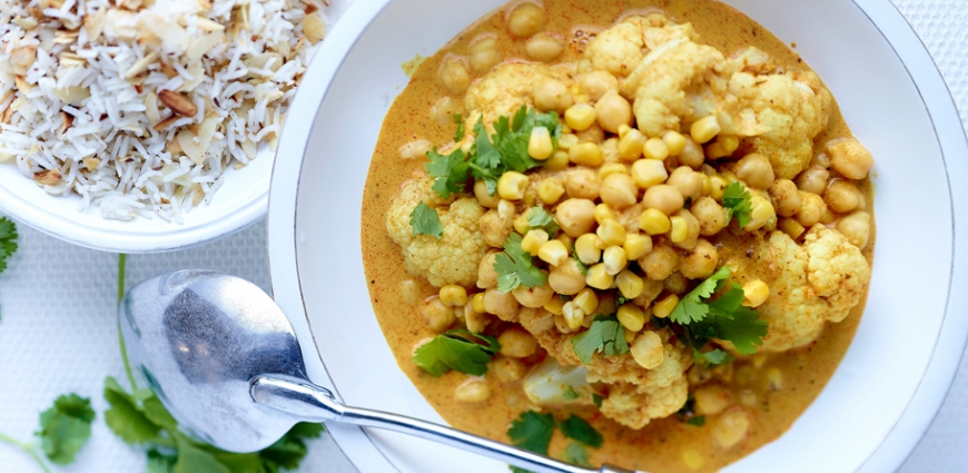 Curry de chou-fleur et pois chiches, riz épicé aux amandes