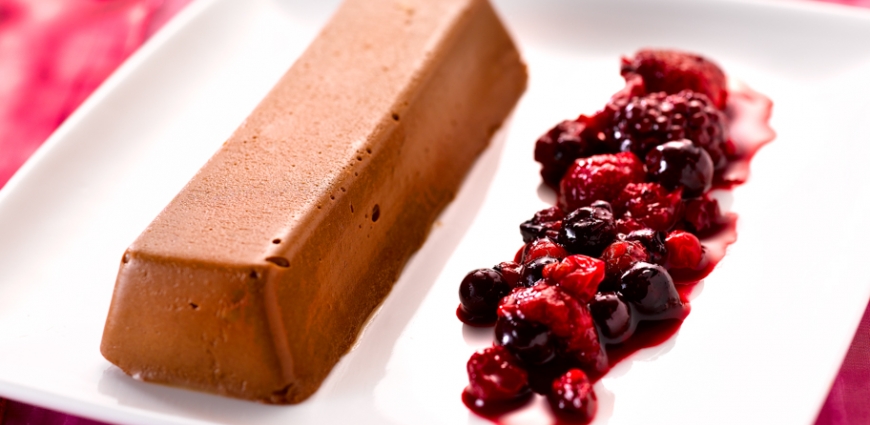 Marquise de Montélimar et compote tiède aux fruits rouges