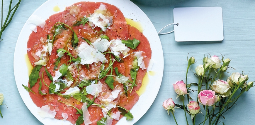 Carpaccio de bœuf classique au parmesan et à la roquette