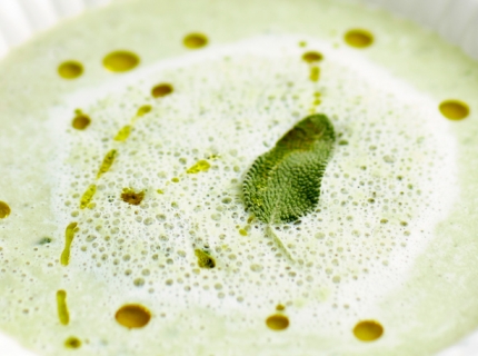 Velouté d’amandes, sauge et huile de pépins de courge