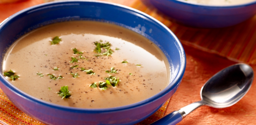 Consommé rose de champignons de Paris