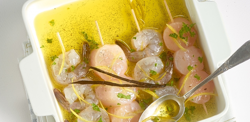 Brochettes de Saint-Jacques et de crevettes à l’huile de vanille et au citron