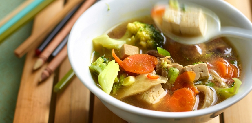 Nage de tofu mariné aux légumes