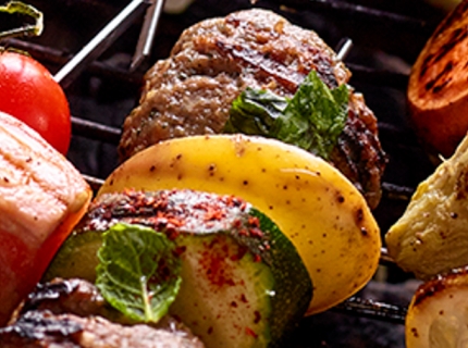 Brochettes de boulettes de haché d’agneau à l’ail et aux pommes de terre grenaille