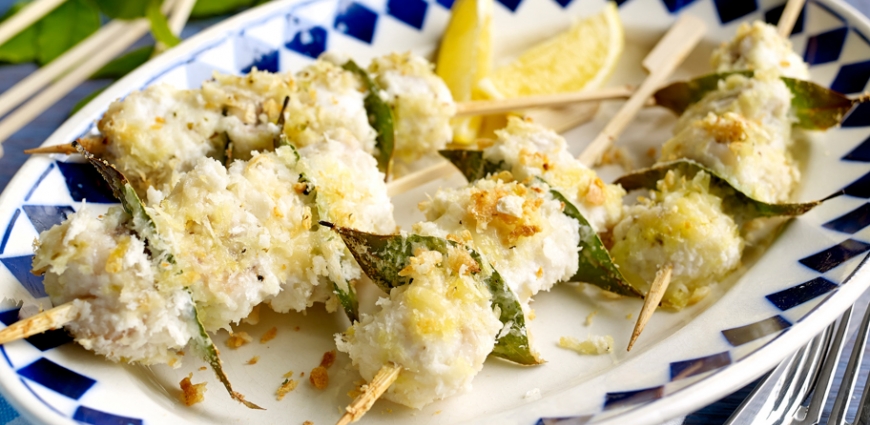 Brochettes de cabillaud au laurier et au parmesan