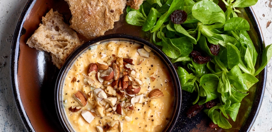 Brouillade au gorgonzola et aux noix, salade de blé