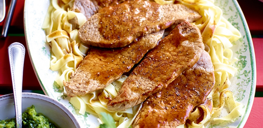 Escalopes de veau et tagliatelles au pesto de persil et amandes