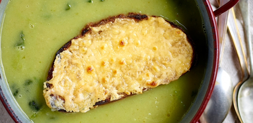 Potage au chou vert, toast de pain et fromage Averbode