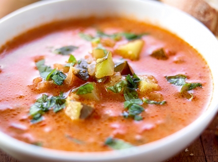 Soupe de tomates et de courgettes à la ricotta