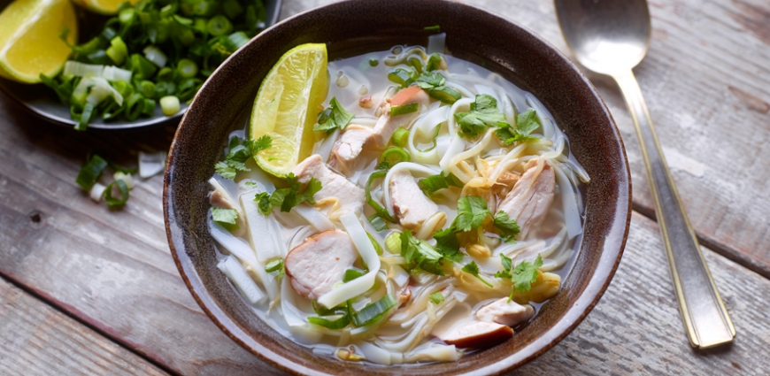 Potage Phô au poulet fumé