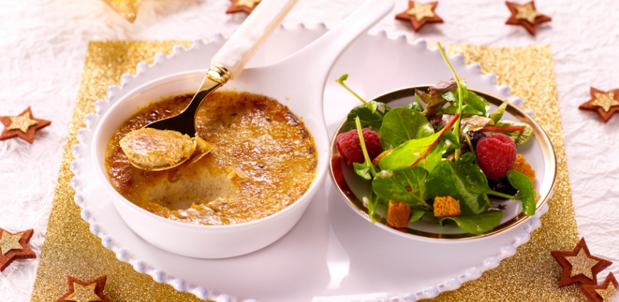 Crème brûlée au foie gras, salade aux croûtons de pain d’épices et framboises