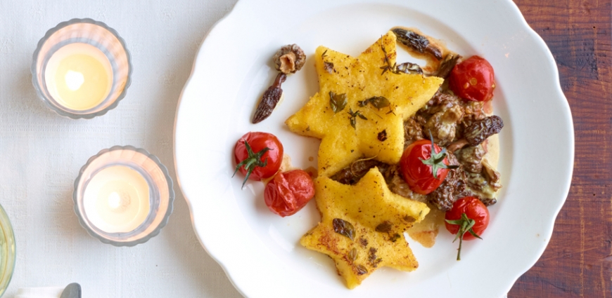 Polenta aux herbes, tomates grillées, morilles au gorgonzola