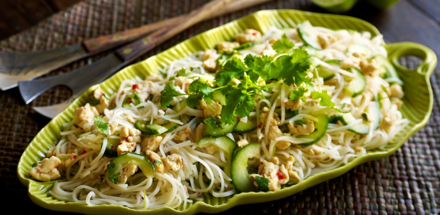 Salade de poulet aux nouilles à la thaïlandaise