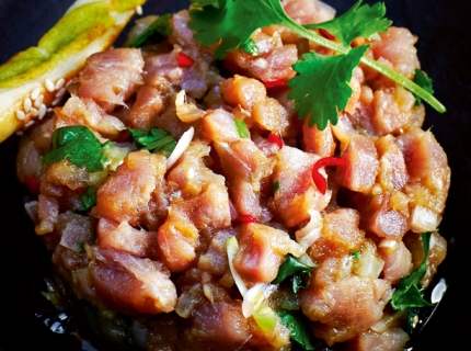 Tartare de thon façon thaïe, croustillants au wasabi et sésame