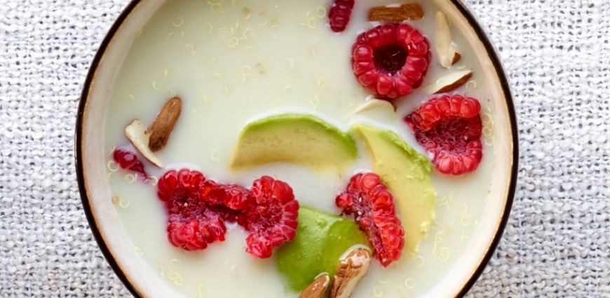 Bouillie de quinoa aux framboises et à l’avocat