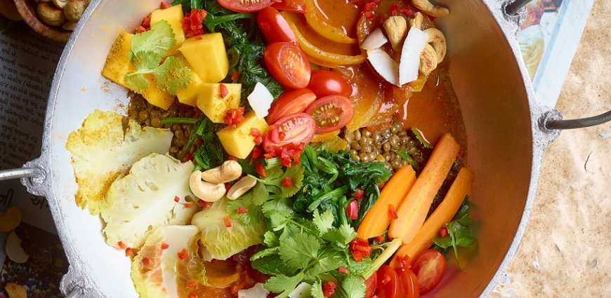 Curry de légumes à l’indienne et crème aux fines herbes