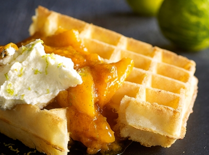 Gaufre de Bruxelles, compotée d'abricots et romarin, crème de mascarpone au citron vert