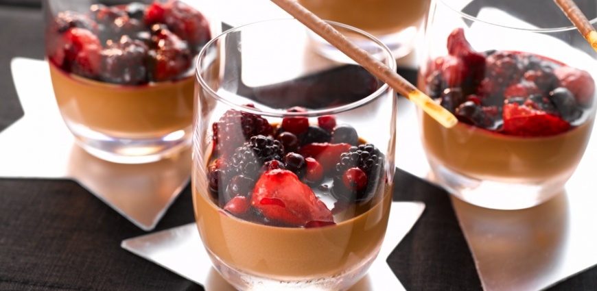 Panna cotta au chocolat et fruits rouges mi-cuits