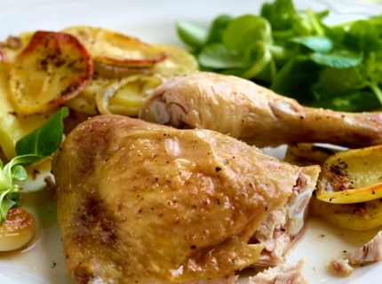 Cuisses de poulet au vin blanc et pommes boulangère