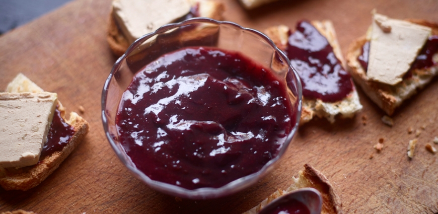 Toasts au foie gras et au coulis de pruneaux