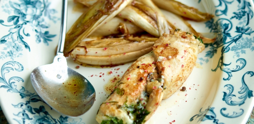 Roulade de volaille au roquefort et chicons caramélisés