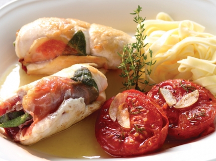 Escalopes de poulet au citron et sauge façon saltimbocca, demi-tomates au four, tagliatelles