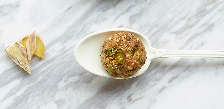 Boulettes de veau aux graines de sésame, gingembre, menthe et citronnelle