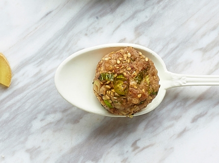 Boulettes de veau aux graines de sésame, gingembre, menthe et citronnelle