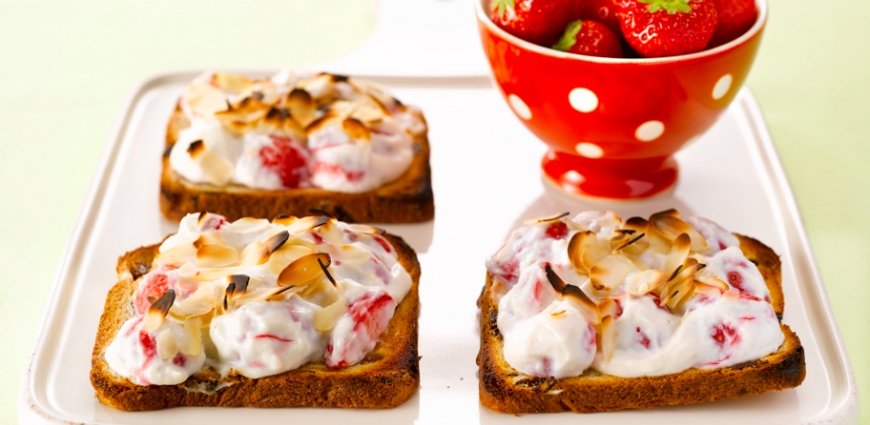 Toasts de cramique aux fraises et aux amandes