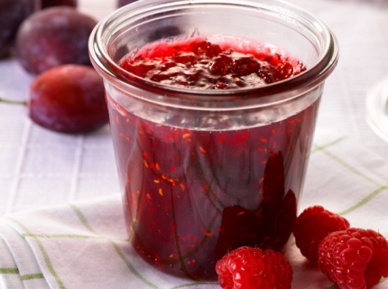 Confiture de prunes bleues aux framboises et aux épices