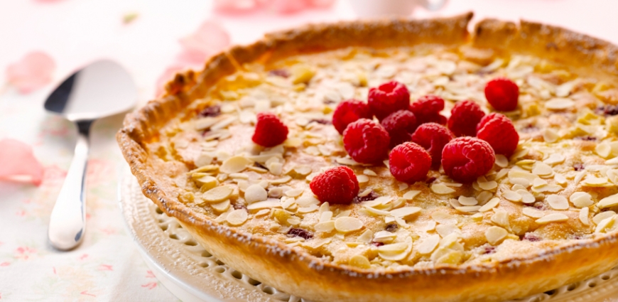 Tarte à la rhubarbe, aux framboises et aux amandes