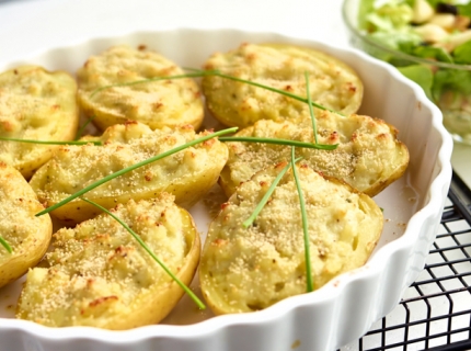 Pommes de terre farcies au roquefort, salade croquante aux poires