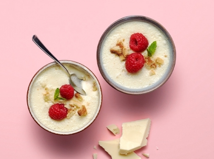 Mousse de chocolat blanc au yaourt entier, vanille et crumble de pâte sablée