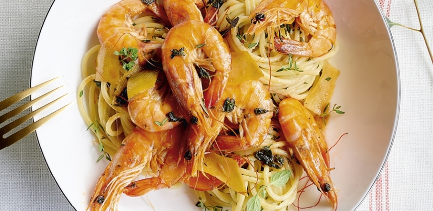  Spaghettis à l’ail et aux gambas flambées au pastis