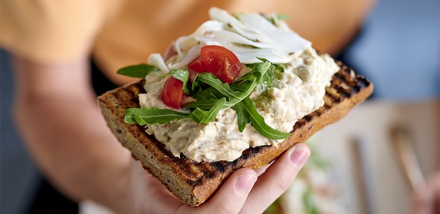 Toasts à la crème de maquereau et pickles de fenouil