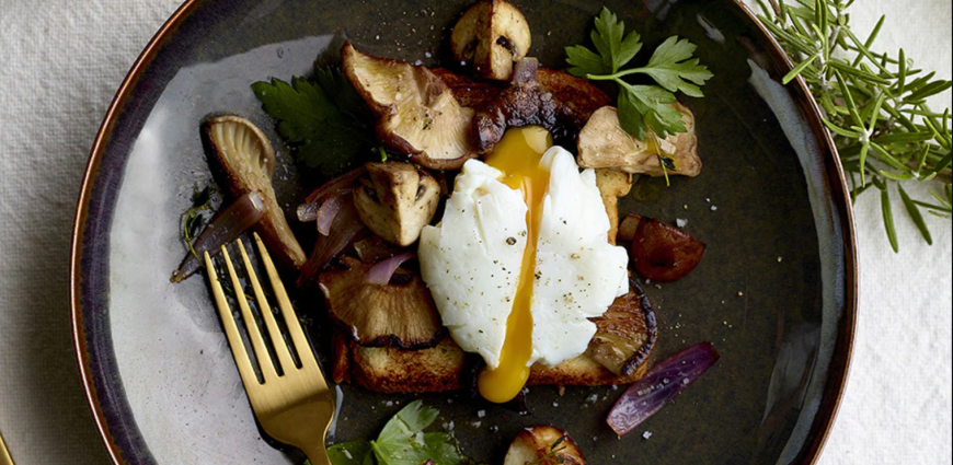  Toasts de brioche aux champignons et aux œufs pochés