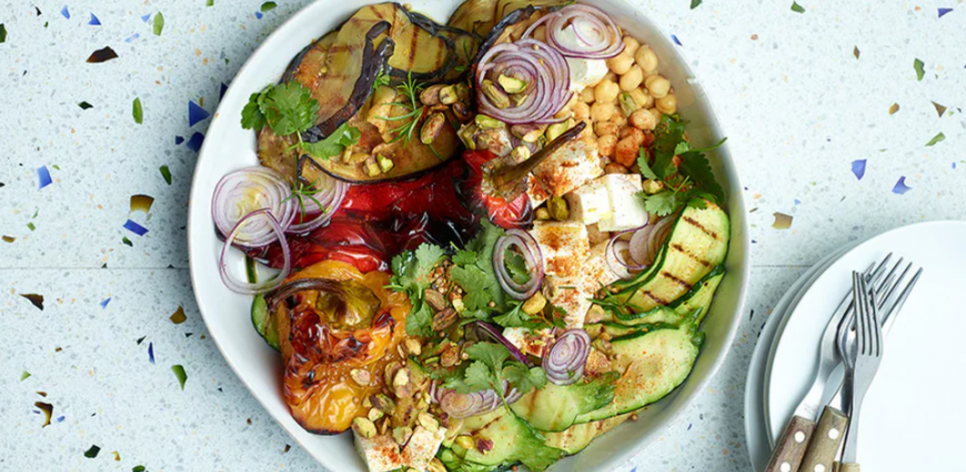 Salade de légumes grillés, feta et pois chiches