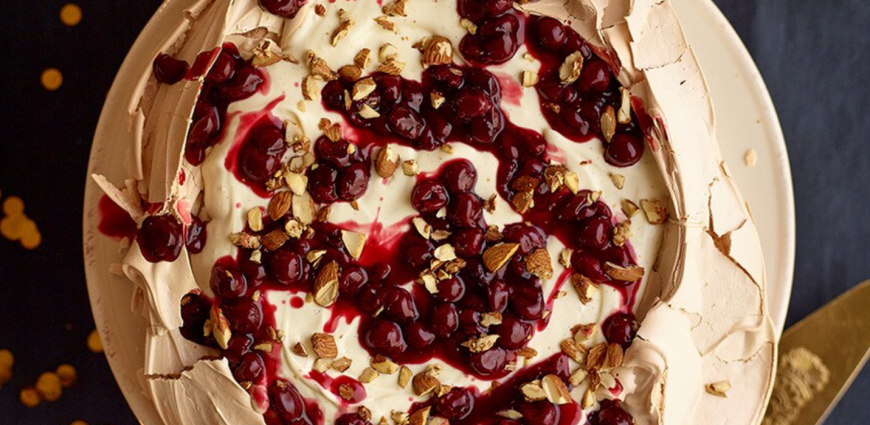 Pavlova aux cerises et amandes