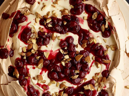 Pavlova aux cerises et amandes